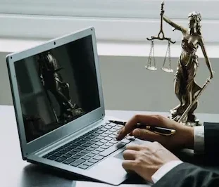 concept justice droit conseiller juridique presente au client contrat signe marteau droit juridique e1728316720488